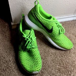 MEN SIZE 11 GREEN NIKE RUNNING SHOES W BLACK CHECK